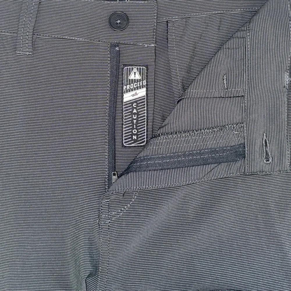 Travis Mathew Gray Pinstripe Performance Shorts Style #7670-00 Men’s Size 40
